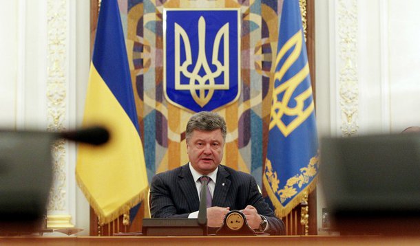 O presidente da UcrÃ¢nia, Petro Poroshenko, participa de uma reuniÃ£o do Conselho de SeguranÃ§a ucraniano, em Kiev, nesta segunda-feira. 16/06/2014 REUTERS/Valentyn Ogirenko