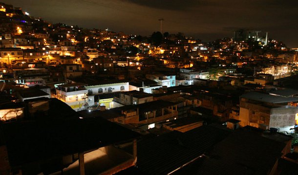 Complexo do Alemão, na noite de domingo, 29/11/2010. Foto: Marcos Arcoverde/AE
