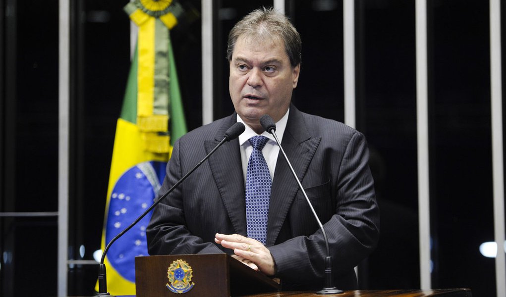 Senador Gim (PTB-DF) anuncia que na quarta-feira (12) será analisado pela Comissão de Constituição e Justiça (CCJ) projeto que garante que cônjuges, filhos ou pais assumam negócios como banca de jornal, quiosque, trailer ou estande de feira após a morte o