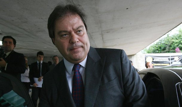 DF - ORÇAMENTO/RELATORIA - POLÍTICA - O senador Gim Argello (PTB-DF) deixa o Congresso Nacional, em Brasília, após renunciar ao cargo de relator-geral do Orçamento de 2011, nesta   terça-feira. Gim também se afastou da própria Comissão Mista do Orçamento 