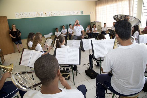 01-04-13 - Escola Estadual MAria Gai Grendel no bairro Caximba rua Delegado Bruno de Almeida, aula de música com o professor e maestro Vitor Rodrigues . Foto: Hedeson Alves.