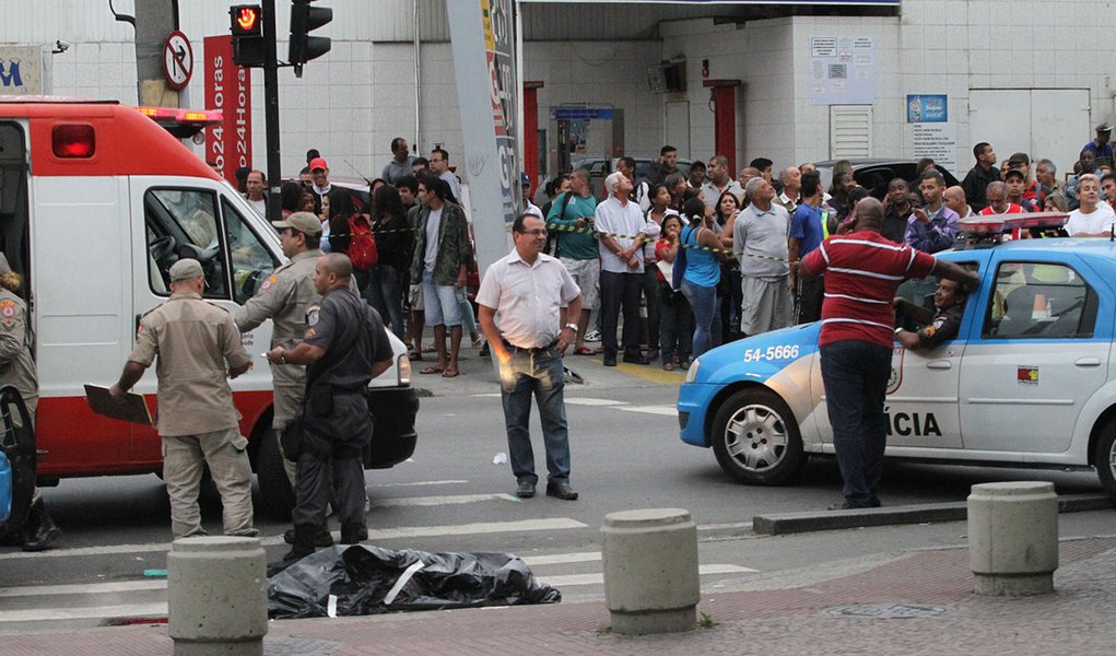 RIO DE JANEIRO, RJ - 31.10.2013: MORTE/CRIANÇA/FÓRUM/BANGU/RJ - Uma criança de oito anos morreu e três pessoas ficaram feridas na tarde desta quinta-feira (31) numa tentativa de invasão ao fórum do Tribunal de Justiça em Bangu, zona oeste do Rio. De acord