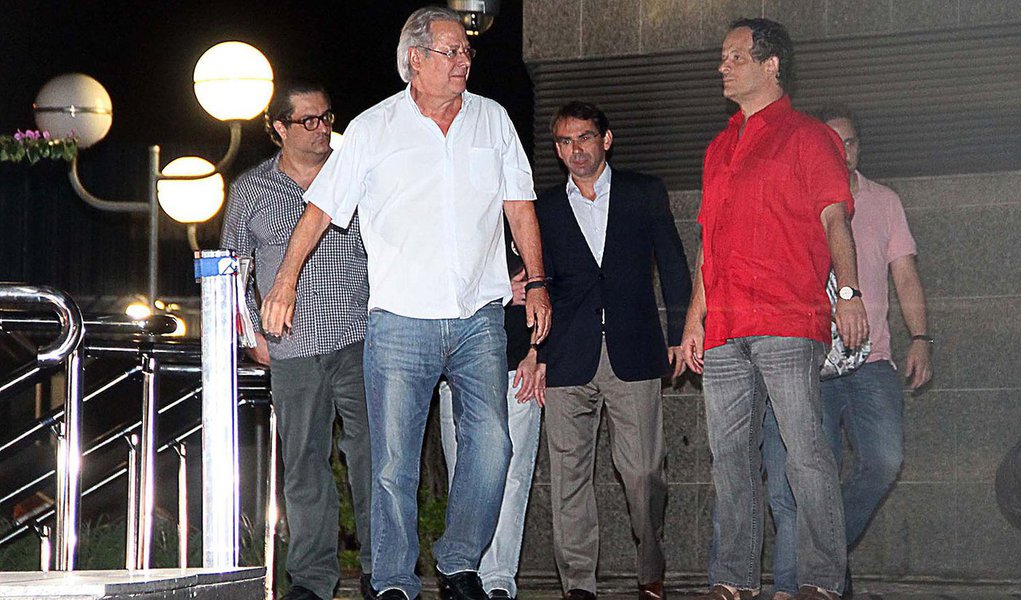 SÃO PAULO,SP,15.11.2013:PRISÃO MENSALÃO/JOSÉ DIRCEU - O ex ministro chefe da Casa Civil, José Dirceu se entrega na sede da Polícia Federal em São Paulo (SP), nesta sexta-feira (15), após decisão do Supremo Tribunal Federal, depois do julgamento do Mensalã