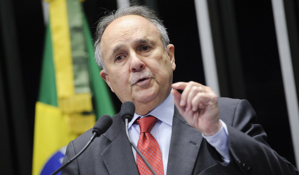 Senador Cristovam Buarque (PDT-DF) cobra mais investimentos em ciência e tecnologia e disse que o Brasil tem desperdiçado recursos, além de investir de forma insuficiente e incorreta no setor