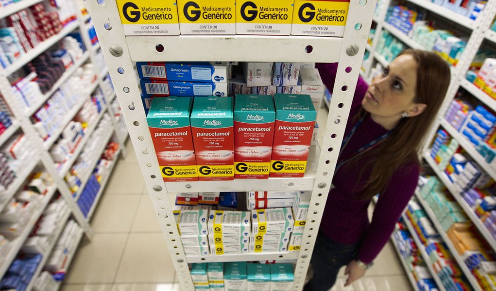 SÃO PAULO, SP, 29.10.2009:  MEDICAMENTOS/SP - Prateleiras com medicamentos genéricos, da farmácia Pague Menos, localizada na avenida Angélica, em São Paulo.  (Foto: Marcelo Justo/Folha Imagem)