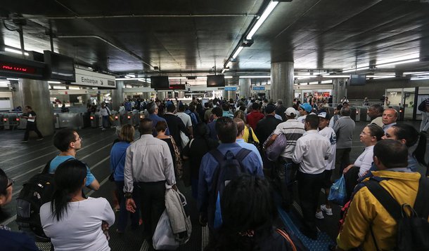 Vagão do Metrô descarrila na linha vermelha