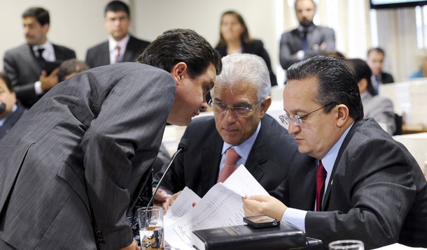 Odair ignora 5 votos em separado e mantém texto