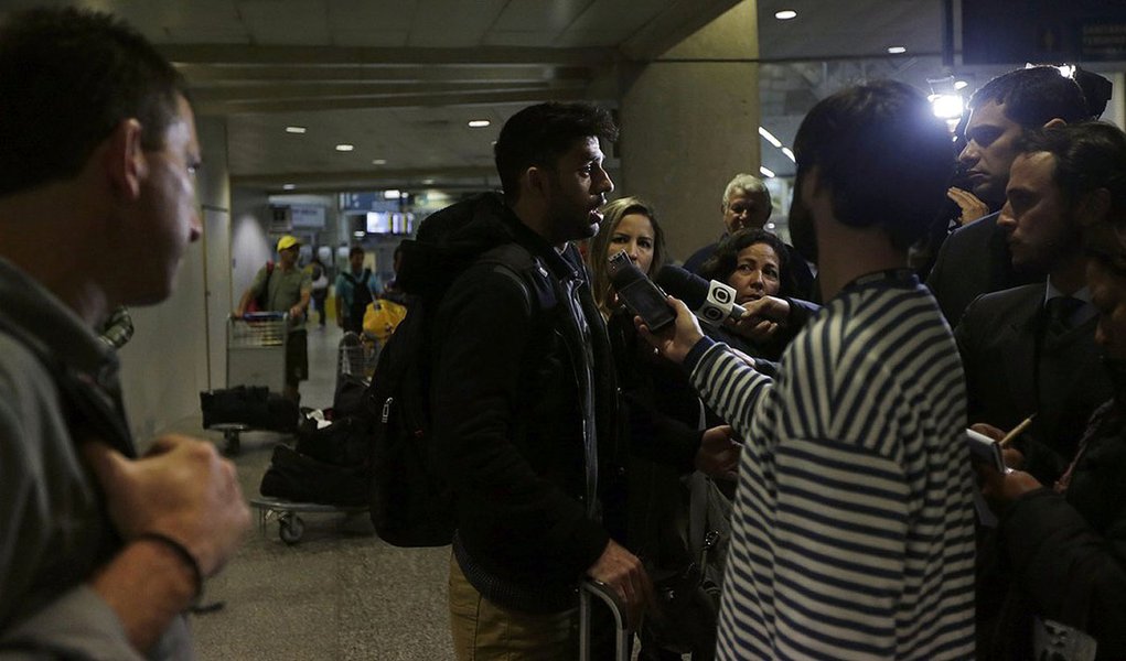 David Miranda (2nd L), partner of U.S. journalist Glenn Greenwald (L), speaks to the media at Rio de Janeiro's International Airport August 19, 2013. British authorities used anti-terrorism powers on Sunday to detain Miranda, whose partner Greenwald has c