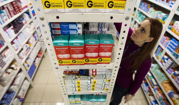 SÃO PAULO, SP, 29.10.2009:  MEDICAMENTOS/SP - Prateleiras com medicamentos genéricos, da farmácia Pague Menos, localizada na avenida Angélica, em São Paulo.  (Foto: Marcelo Justo/Folha Imagem)