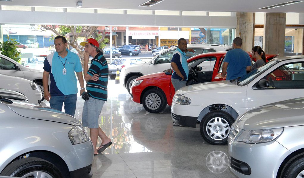Venda de veículos cai 14% em julho sobre um ano antes