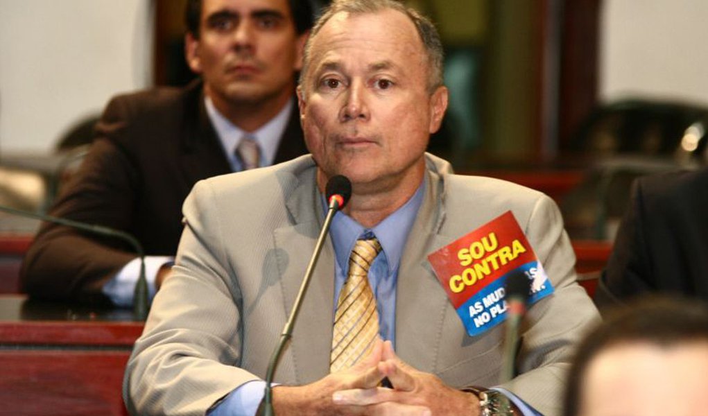 Oposição reclama de aumento de impostos "sem debate"