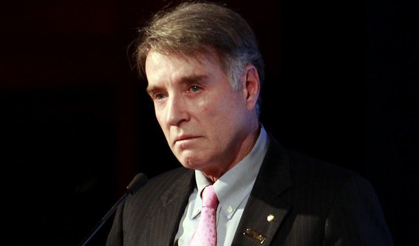 Brazilian billionaire Eike Batista delivers a speech during a meeting with businessmen in Sao Paulo October 31, 2011.  REUTERS/Paulo Whitaker (BRAZIL - Tags: POLITICS BUSINESS PROFILE)