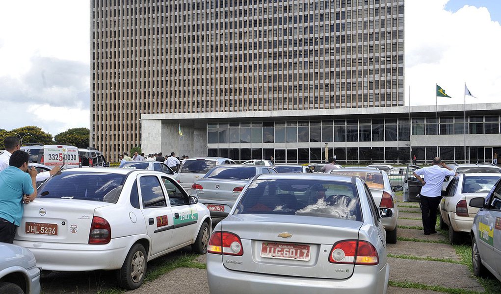 Brasília - Taxistas autonômos fazem manifestação em frente ao Palácio do Buriti, por novas concessões e para que o governo reconheça a categoria de motoristas que alugam taxis. GDF prepara licitação de 646 novas concessões ainda este semestre.
