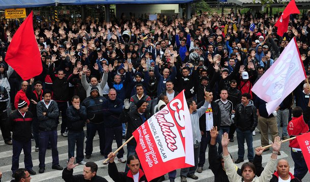 Metalúrgicos da GM aprovam acordo que suspende demissões