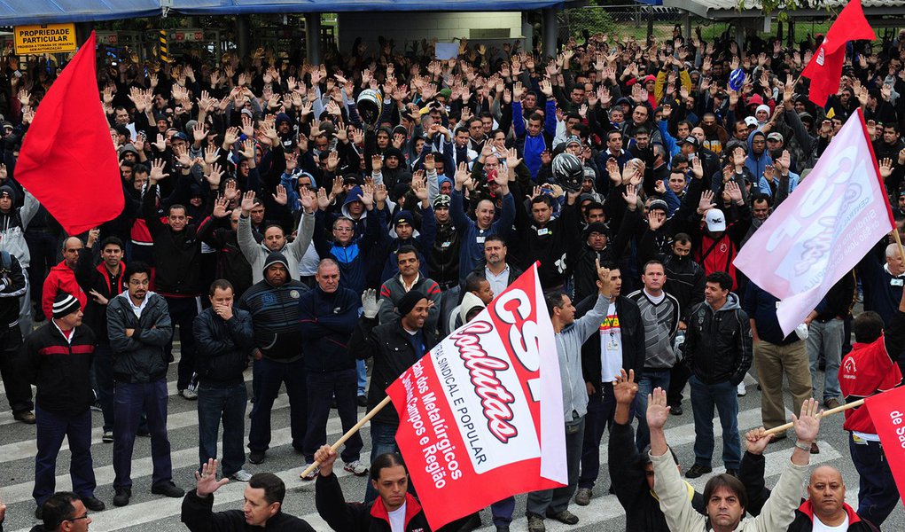 Metalúrgicos da GM aprovam acordo que suspende demissões