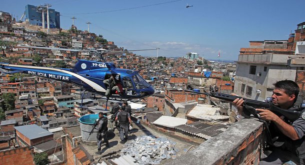 Movimentação de policiais durante a invasão da favela da Grota no Complexo do Alemão. 28/11/2010. Foto: Wilton Júnior/AE
