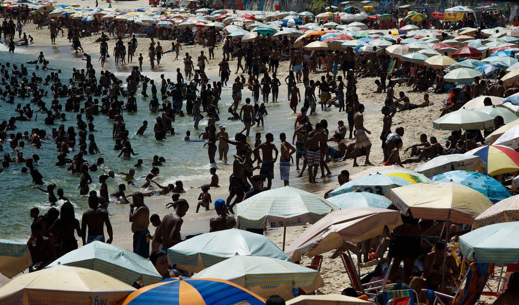 RIO DE JANEIRO, RJ - 03.01.2014: CLIMA/CALOR/RJ - Movimentação de banhistas na praia do Arpoador, na zona sul da cidade, nesta sexta-feira de temperatura elevada. Calor atinge 40ºC, com sensação térmica de 50ºC. (Foto: Daniel Marenco/Folhapress)
