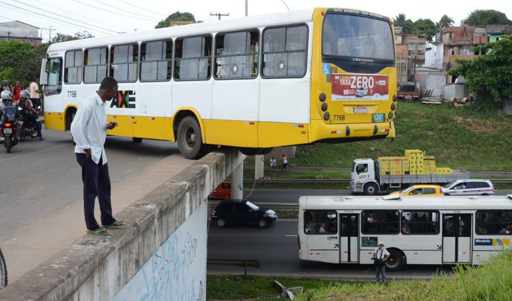 Motorista pendura ônibus em viaduto sobre a BR-324