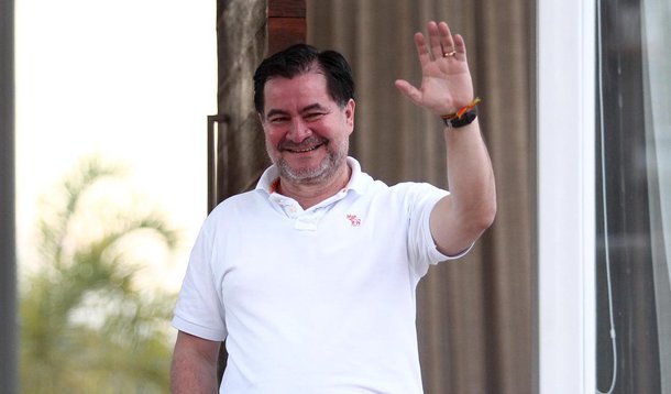 BRASÍLIA, DF, 26.08.2013: SENADOR MOLINA/DF - O senador boliviano Roger Pinto Molina acena na casa do seu advogado, Fernando Tiburcio, no Lago Sul. (Foto: Pedro Ladeira/Folhapress)