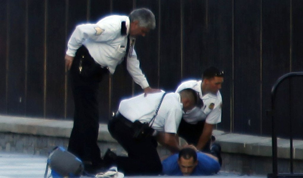 U.S. Secret Service officers detain a man after he reportedly threw firecrackers over the fence of the White House in Washington September 16, 2013. A man threw firecrackers over the White House's north fence line on Monday, just hours after a deadly shoo
