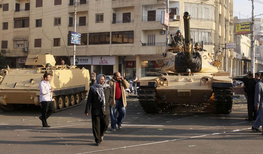 Sede do governo do Egito amanhece cercada por tanques