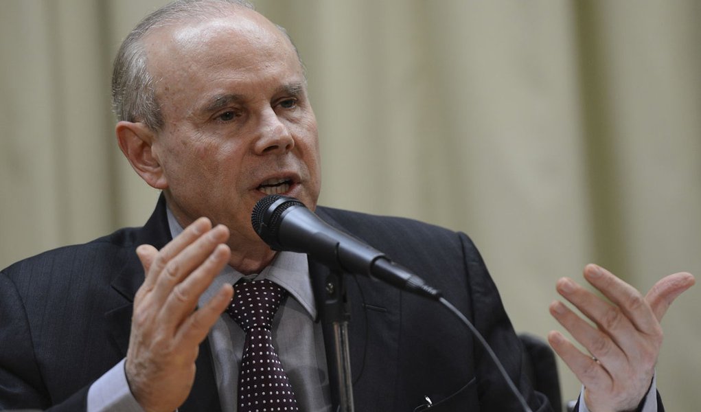 Brasília - O ministro da Fazenda, Guido Mantega, durante entrevista,  anuncia redução do imposto de importação para mais de cem produtos
