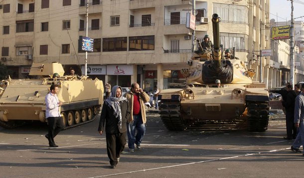 Sede do governo do Egito amanhece cercada por tanques
