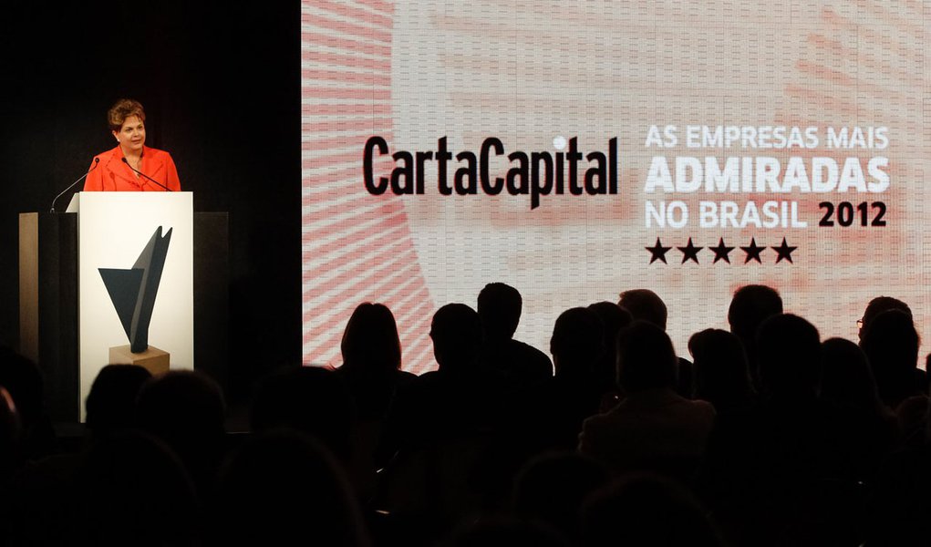 Aos empresários, Dilma defende sua nova política econômica