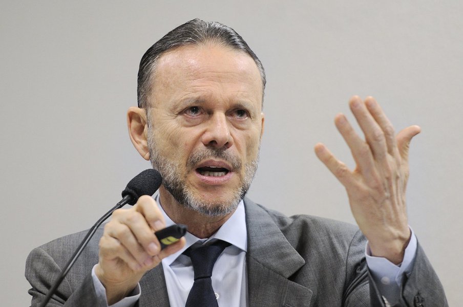 Presidente do Banco Nacional do Desenvolvimento Econômico e Social (BNDES), Luciano Coutinho fala sobre a política de investimentos em audiência conjunta das comissões de Assuntos Econômicos (CAE) e de Serviços de Infraestrutura (CI)