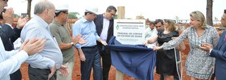 TCE suspende obras e contratos temporários