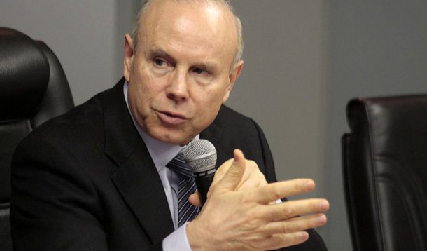 Petrobras adia decisão sobre reajuste da gasolina