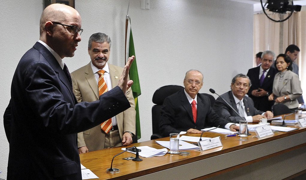 CNMP processa e mantém suspensão de Demóstenes