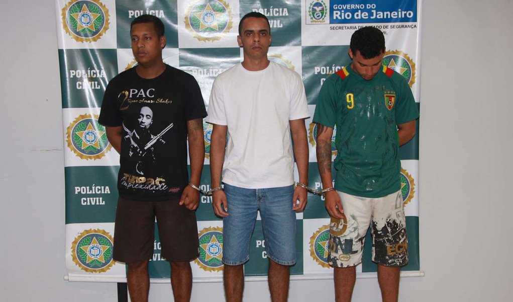 RIO DE JANEIRO,RJ,26.08.2013:PRISÃO SUSPEITOS/ATAQUE SEDE AFROREGGAE - Policiais da 22ª DP (Penha) prendem nesta segunda-feira (26), no Rio de Janeiro (RJ), três acusados de participar dos ataques à sede do Afroreggae, sendo eles: José Carlos Gomes, Felip