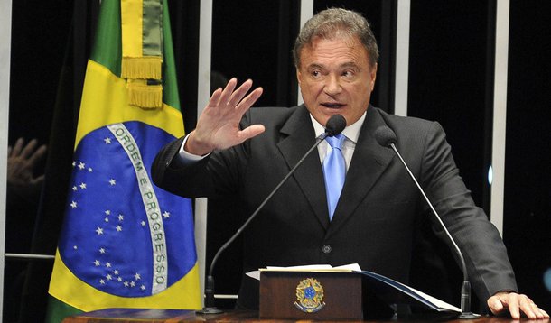 Brasília - O senador Alvaro Dias (PSDB-PR) fala na tribuna que considerou precipitado qualquer julgamento sobre o desfecho da Comissão Parlamentar de Inquérito (CPI) mista que investiga as relações criminosas do contraventor Carlos Cachoeira