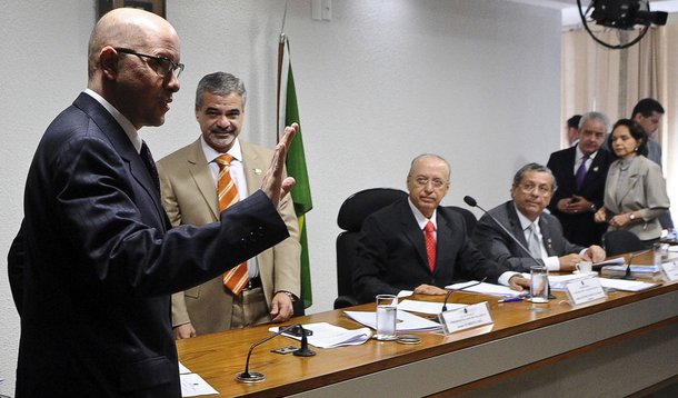 CNMP processa e mantém suspensão de Demóstenes
