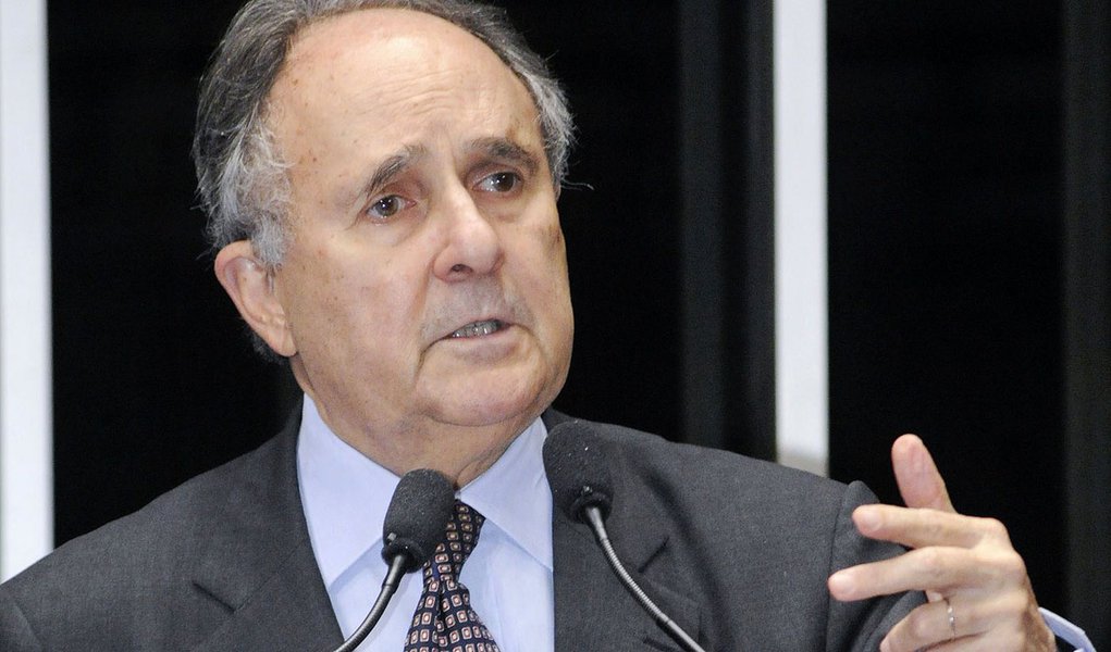 Em discurso na tribuna do Senado, senador Cristovam Buarque (PDT-DF)