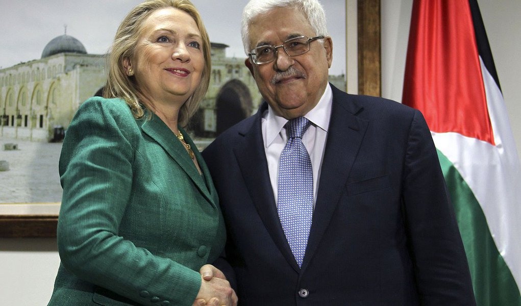 Hillary tenta negociar trégua com Abbas