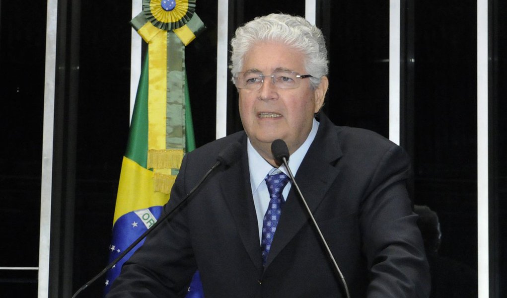 Discussão da proposta que estabelece o voto aberto em todas as decisões do Legislativo (PEC 43/13): senador Roberto Requião (PMDB-PR) diz que voto aberto fortalece a democracia