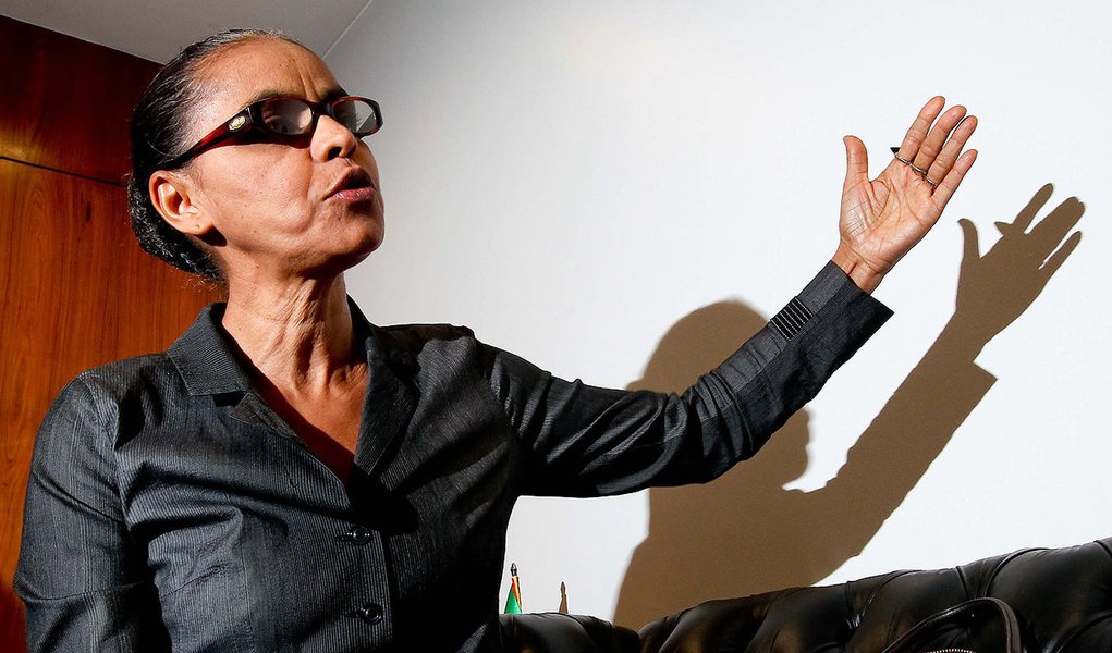 BRASÍLIA, DF, 16.08.2013: ENTREVISTA MARINA SILVA/DF - Entrevista exclusiva com a ex-senadora Marina Silva, no gabinete do senador Pedro Simon (PMDB-RS), em Brasília. (Foto: Pedro Ladeira/Folhapress)