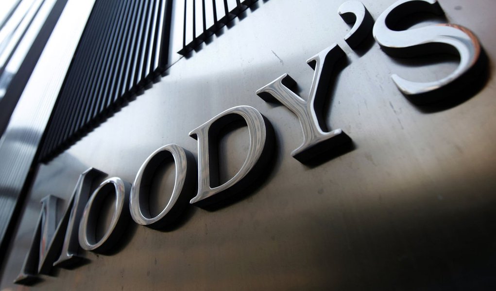 Moody's rebaixa rating soberano da França para AA1