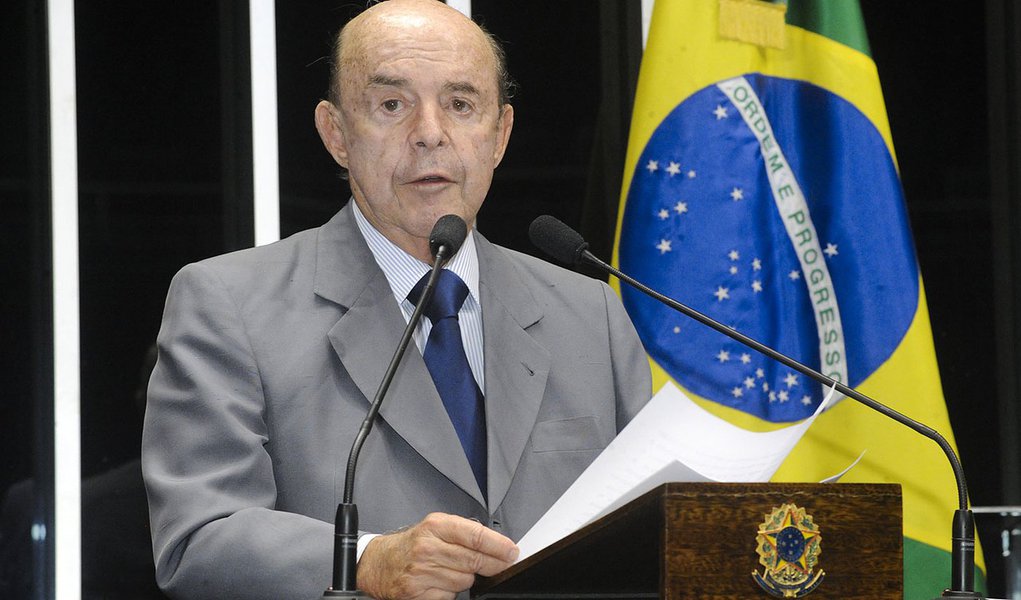 Senador Francisco Dornelles (PP-RJ) afirma que a burocracia de leis e atos normativos provoca insegurança jurídica no empresariado nacional