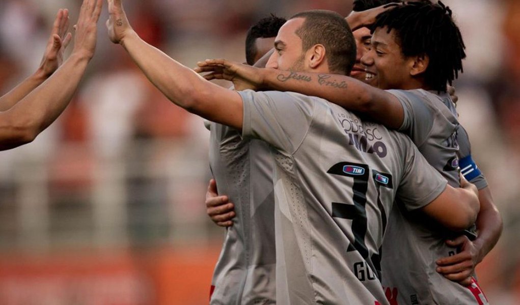 Corinthians faz 3 a 0 no Sport e ajuda o Palmeiras