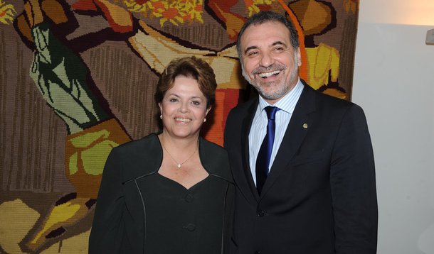 Dilma vai subir ao palanque de Pelegrino