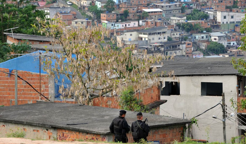 Rio de Janeiro -Dois  blindados da Marinha pilotados por fuzileiros navais que foram usados na ocupação do complexo do Alemão levam jornalistas pelas ruas da favela e rotas de fuga na pedra do sapo que foi utilizada pelos traficantes  para deixarem a comu