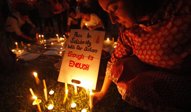 Acusados de estupro na Índia se declaram inocentes