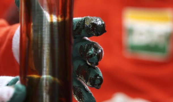 Um trabalhador verifica petróleo na plataforma Cidade Angra dos Reis no campo de Lula, cerca de 300 quilômetros da costa do Rio de Janeiro. A produção de petróleo da Petrobras no Brasil somou 1,965 milhão de barris diários em janeiro, volume 3,3 por cento