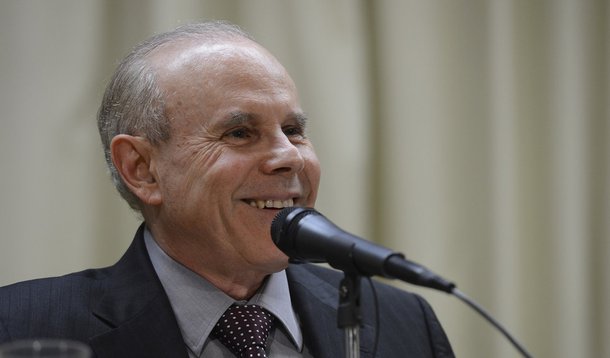 Brasília - O ministro da Fazenda, Guido Mantega, durante entrevista,  anuncia redução do imposto de importação para mais de cem produtos