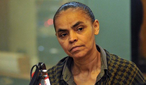Jornalista anuncia morte de Marina (abraçada a Feliciano)