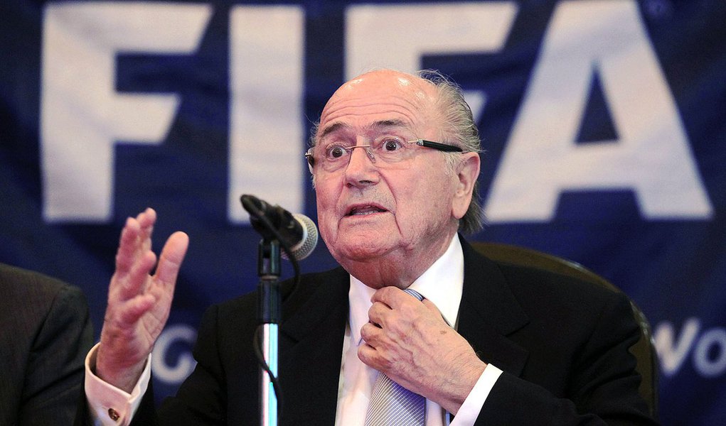 Blatter se diz "perplexo" com racismo em Milan x Roma