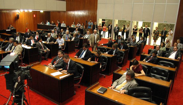 Assembleia e Câmara ainda ignoram lei da transparência
